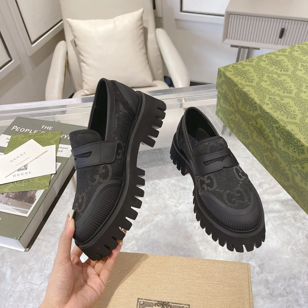 👟👟Ex-factory price 480👟👟 Men's size +10 Gucci's new spring and autumn loafers cleverly use unique design elements to inject fresh vitality into the collection design. Crafted from camel and ebony GG canvas, these stylish unisex loafers feature a new interpretation of the brand's classic monogram pattern for the new season. Camel and ebony GG canvas/imported silk cowhide surface, imported silk cowhide lining Size: Female: 35-42# Male: 39-46#